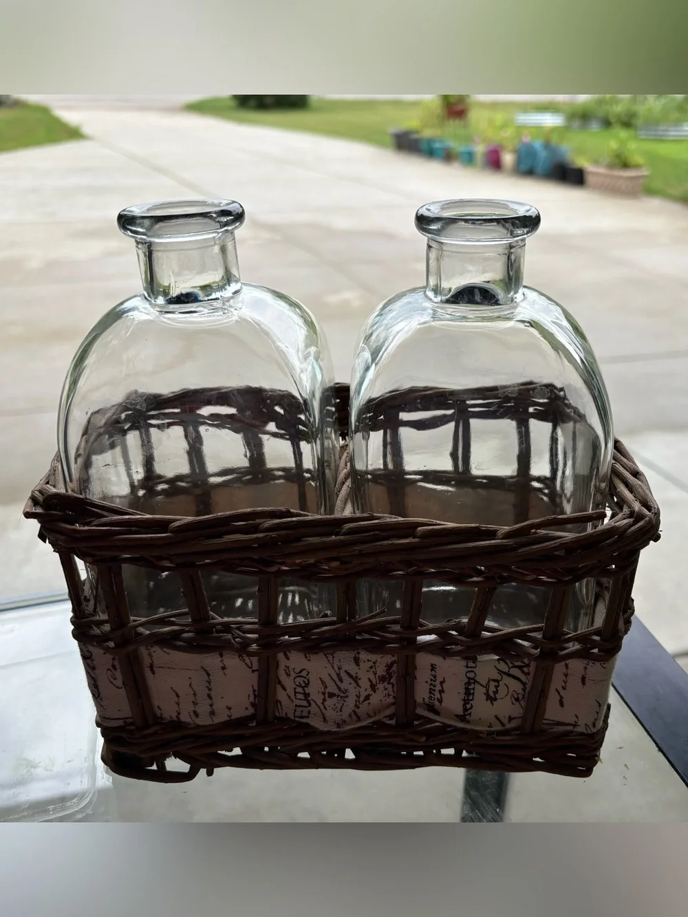 WILLOW WOVEN BASKET W/ TWO GLASS VASES